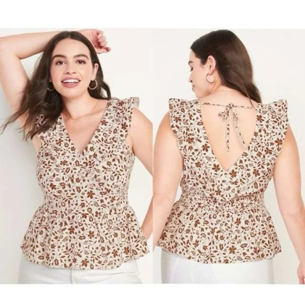 Flutter-Sleeve Floral V-Neck Tie-Back Top Size: M - Picture 2 of 16